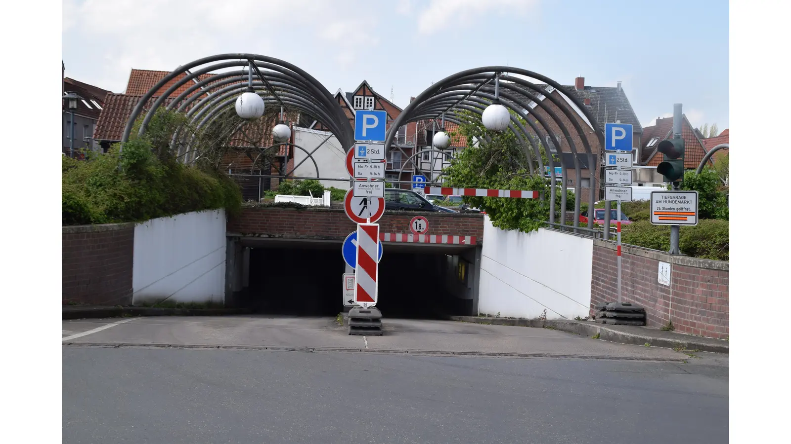 Schilderwald an der Einfahrt zur Tiefgarage. (Foto: ab)