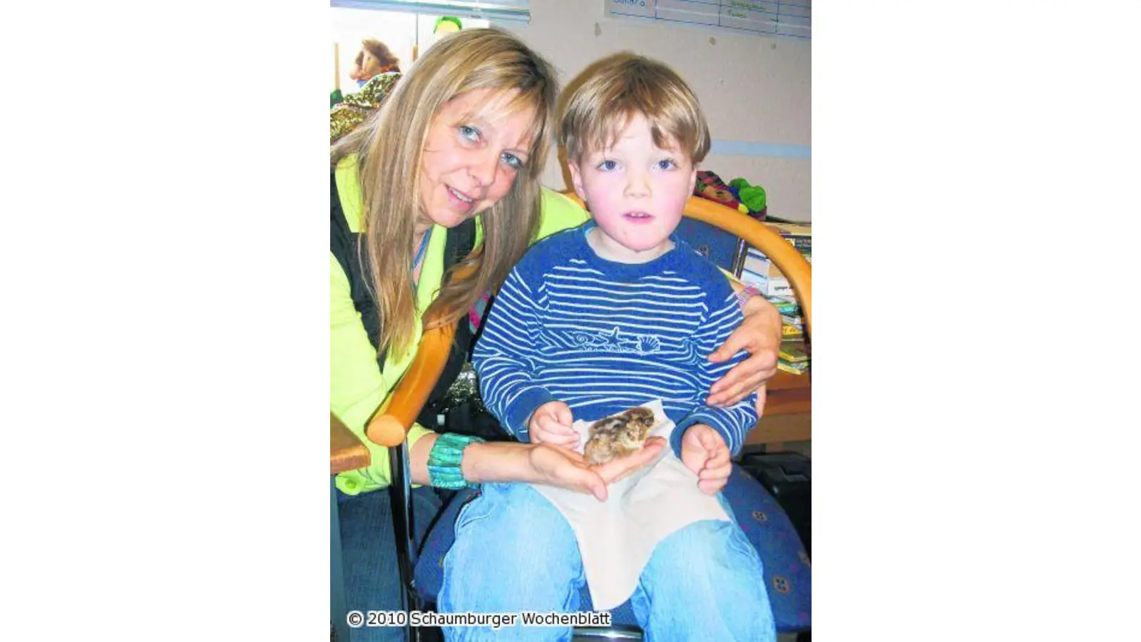 Kücken schlüpft im Kindergarten (Foto: red)