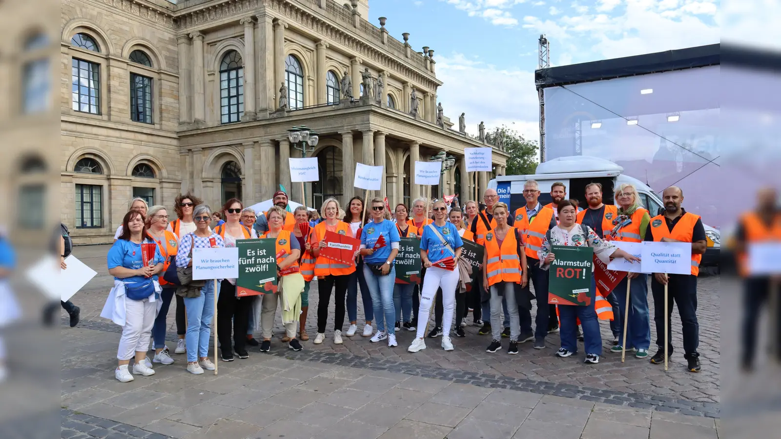 Die Krankenhausbetriebsleitung und weitere Mitarbeiter des Klinikums Schaumburg setzen beim Protesttag in Hannover ein Zeichen. (Foto: Borchers, Bastian)