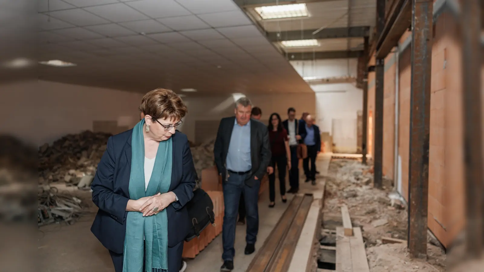 Ministerin Birgit Honé schaut sich den Fortschritt der Bauarbeiten im RVZ an. (Foto: privat)