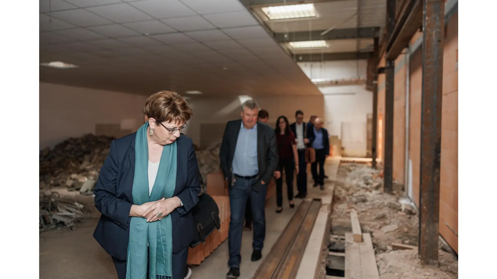 Ministerin Birgit Honé schaut sich den Fortschritt der Bauarbeiten im RVZ an. (Foto: privat)
