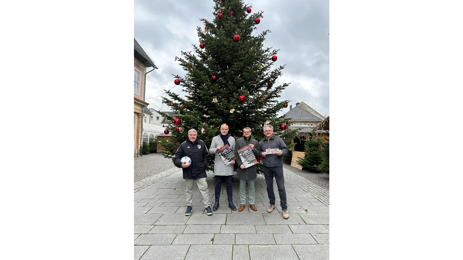 Wolfgang Keusch, VfL Bückeburg, Martin Brandt, Vorsitzender Bürgerbataillon Bückeburg, Dr. Oliver Schuegraf, Landesbischof der Ev.-Luth. Landeskirche Schaumburg-Lippe und Pastor Ulrich Hinz, Pressesprecher der Ev.-Luth. Landeskirche Schaumburg-Lippe laden gemeinsam mit Stadionsingen ein. (Foto: privat)