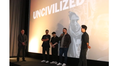 Kulturkoordinator Darjush Davar im Austausch mit den Schauspielern Mücahit Altun und Angelo Alabiso, Regisseur Bilal Bahadir und Produzent Çagdas Eren Yüksel nach der Filmvorführung.  (Foto: bb)