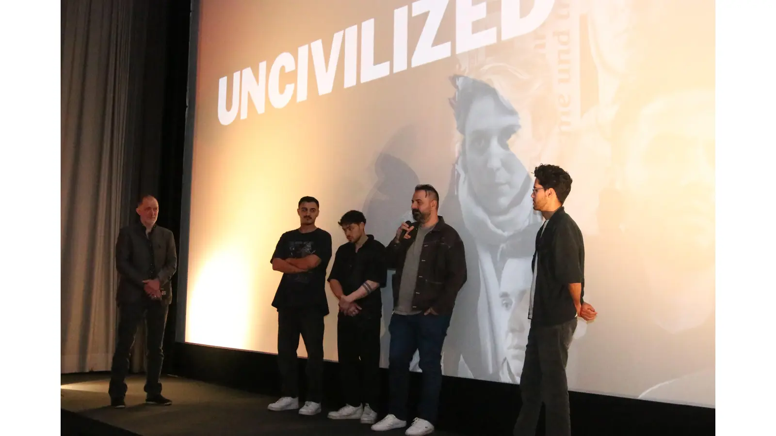 Kulturkoordinator Darjush Davar im Austausch mit den Schauspielern Mücahit Altun und Angelo Alabiso, Regisseur Bilal Bahadir und Produzent Çagdas Eren Yüksel nach der Filmvorführung.  (Foto: bb)