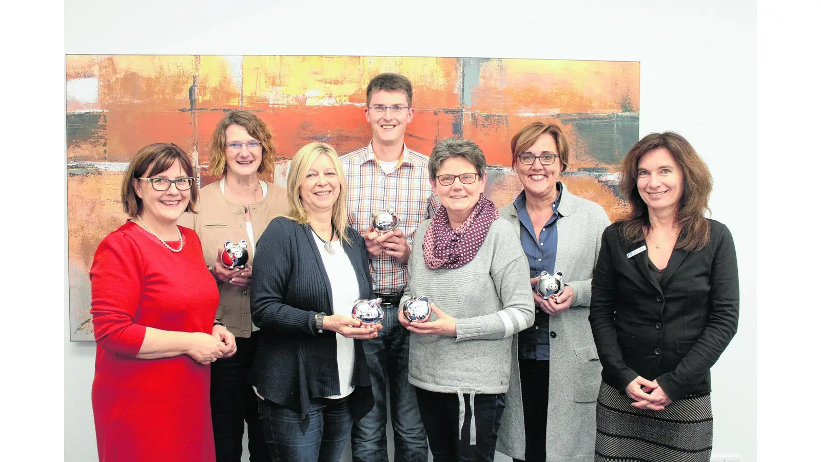 Volksbank Schaumburg und RTL Chefreporterin spenden (Foto: di)
