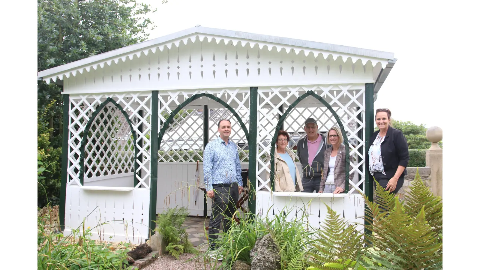 Bernhard Wenzel (Landkreis), Jutta Schwenker, Torsten Buhl (beide Bauamt Obernkirchen), Tanja Ehrenberg (VGH) und Bürgermeisterin Dörte Worm-Kressin begutachten die sanierte Gartenlaube im Garten Brockmann.  (Foto: bb)