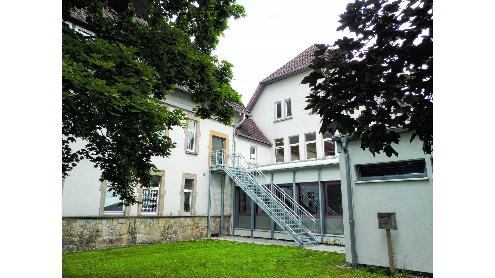 Bauliche Sorgen an der Lauenauer Schule (Foto: al)