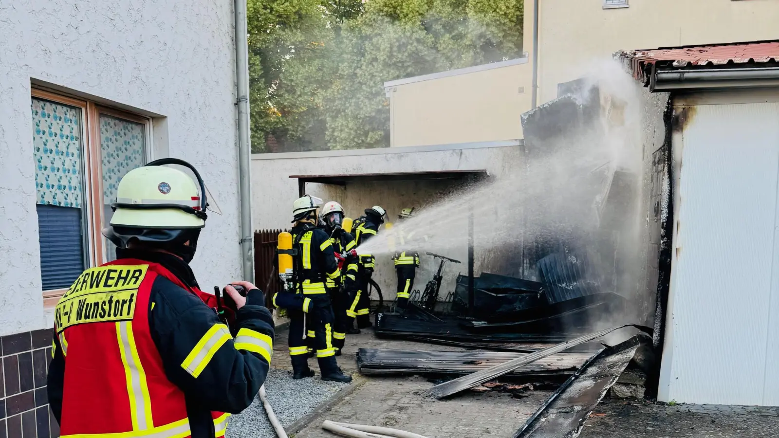 Bei den Löscharbeiten: Die Feuerwehr im Einsatz. (Foto: Feuerwehr)