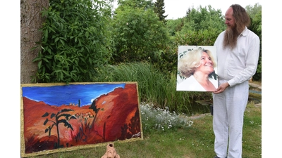 Elke Michelle Schnepel, hier auf einem Foto aus ihrem ehemaligen Atelier in Schaumburg, war eine Ausnahmekünstlerin und an sie will Dietrich Wulf beim Hutkonzert am heutigen Samstag erinnern.  (Foto: ste)