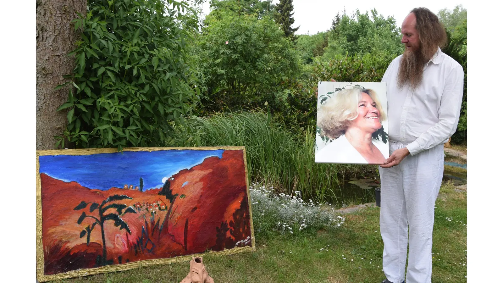 Elke Michelle Schnepel, hier auf einem Foto aus ihrem ehemaligen Atelier in Schaumburg, war eine Ausnahmekünstlerin und an sie will Dietrich Wulf beim Hutkonzert am heutigen Samstag erinnern.  (Foto: ste)
