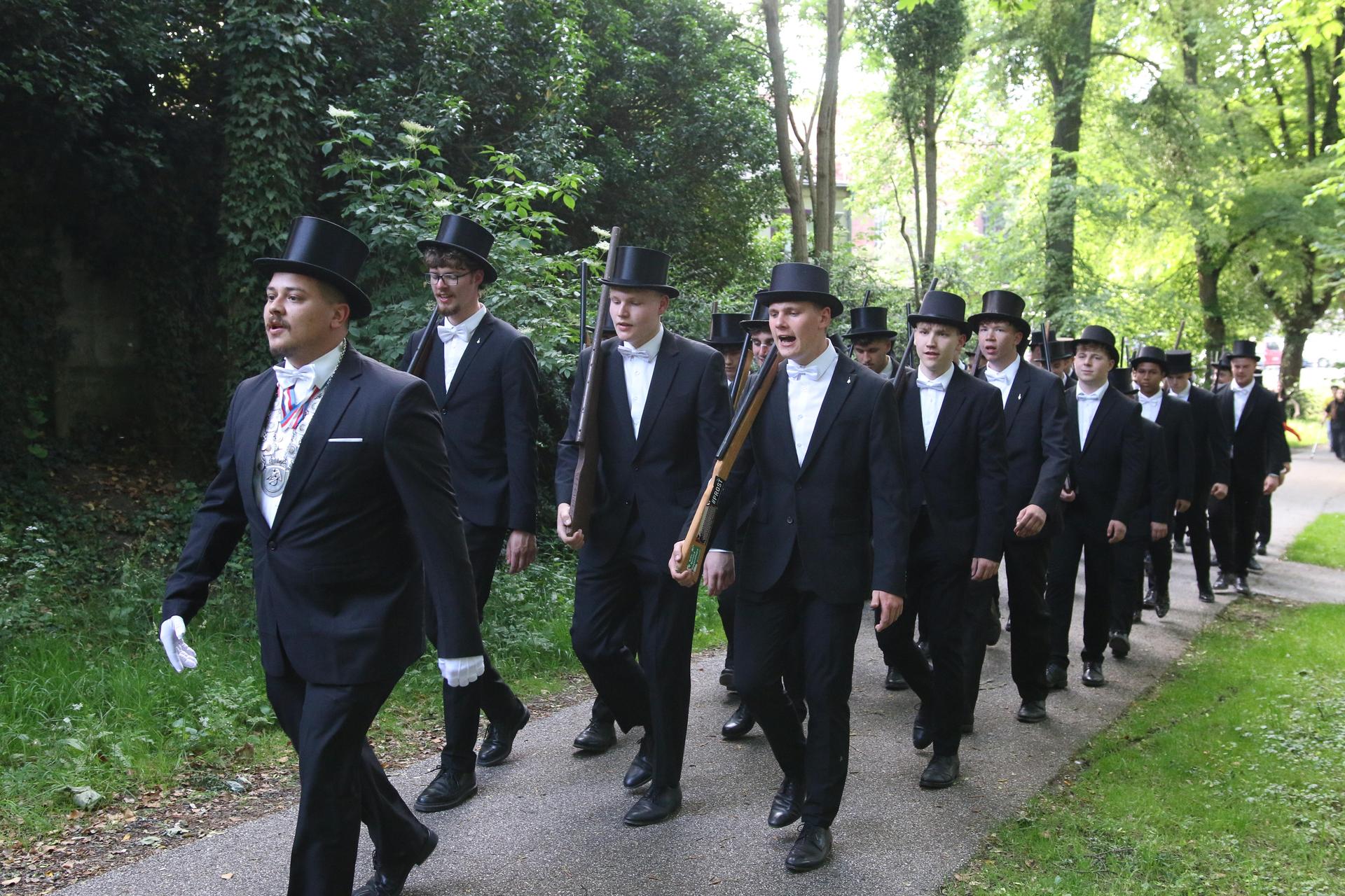 Die Stadthäger haben am Mittwoch den Start des Schützenfestes fröhlich gefeiert.  (Foto: bb)
