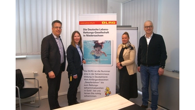 Oliver Liersch und Anna Weber, DLRG Niedersachsen setzen sich gemeinsam mit Colette Thiemann und Ansgar Werner für bessere Schwimmausbildung ein. (Foto: gk)