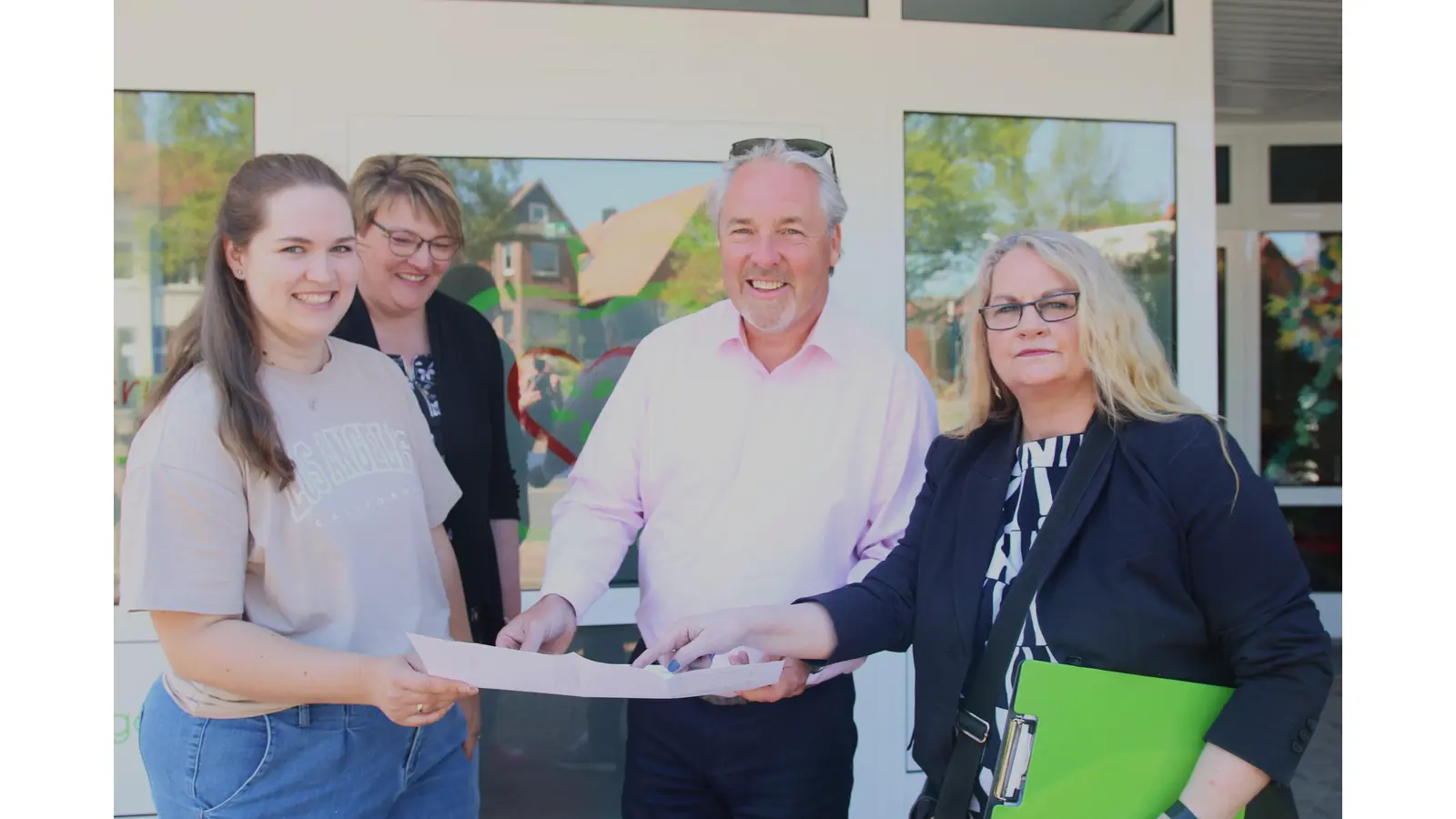 Lena Steege (Krippenleitung), Claudia Pohle (Sachbearbeiterin Kindergärten), Samtgemeindebürgermeister Thomas Wolf und Anja Theile (Fachbereich Planen und Bauen) schauen noch einmal auf die Baupläne für die Erweiterung. (Foto: bb)