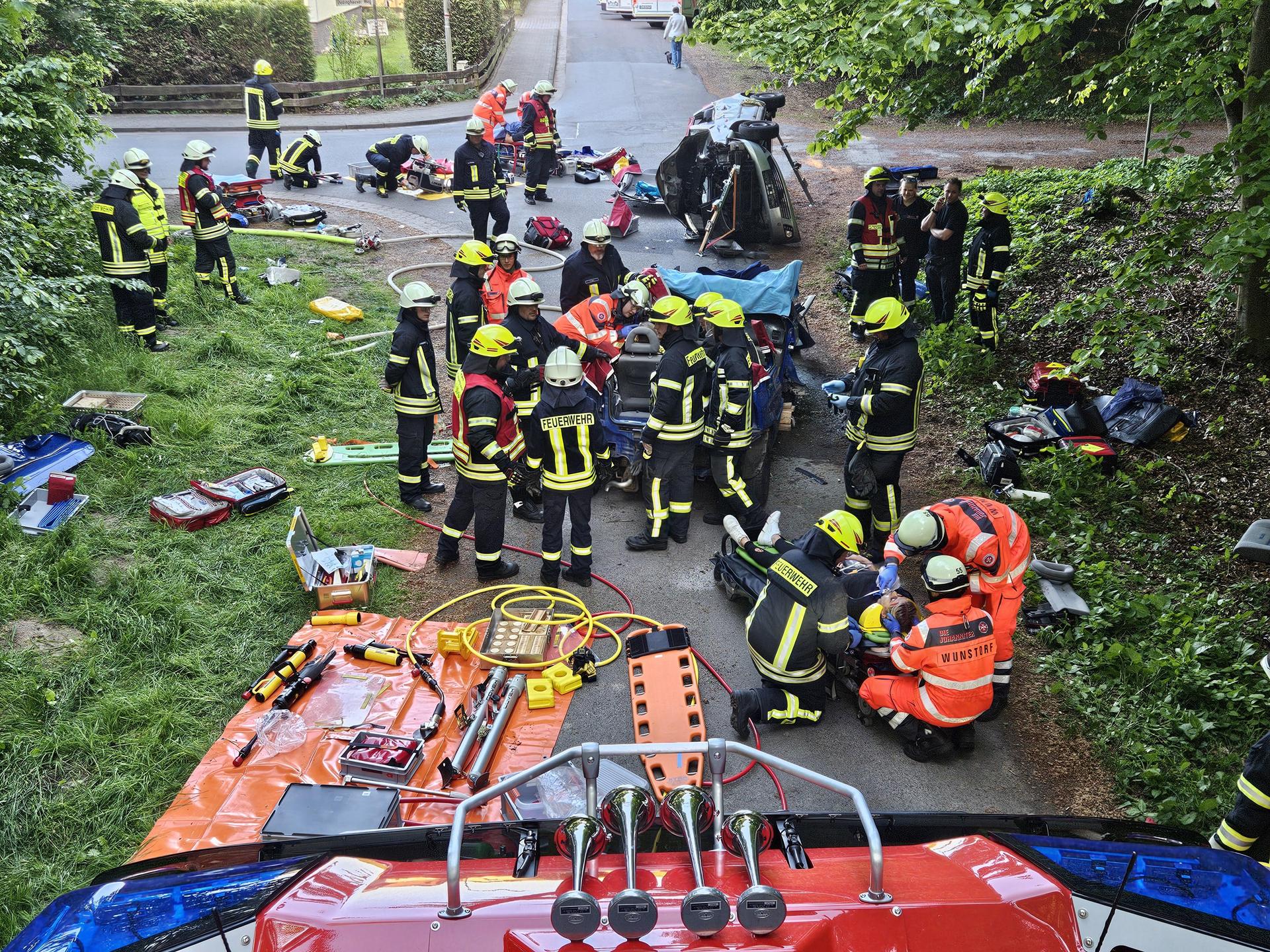 Beim Übungseinsatz unter realistischen Bedingungen: Rettungskräfte der Feuerwehr und der Johanniter. (Foto: Feuerwehr)