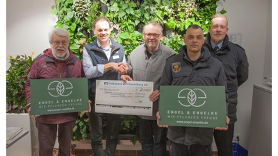 Albert Brüggemann, Christian Engelke, Torsten Buhrmester, Brian Timmer und Andy Bautze bei der Scheckübergabe in der Gärtnerei Engel &amp; Engelke. (Foto: privat)
