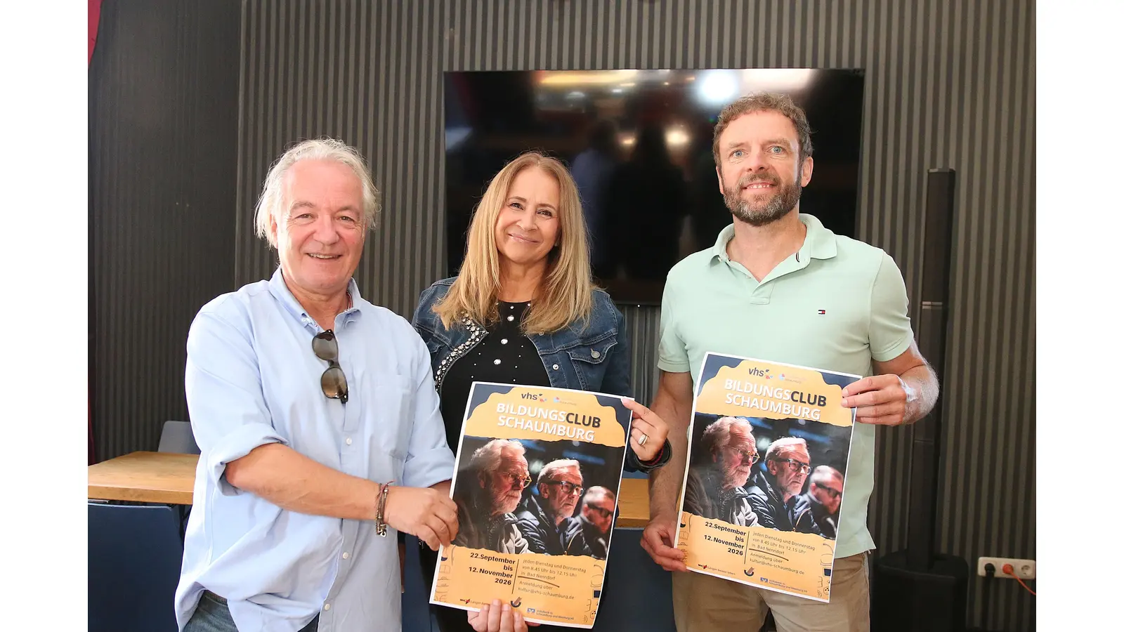 Moreno Ciotti (VHS), Marion Reinsch (VHS-Dozentin) und Dennis Busche (re., BKK24) freuen sich auf Teilnehmer am „Bildungsclub Schaumburg“.  (Foto: bb)