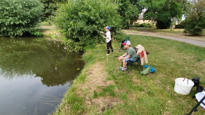 An der Tonkuhle: Die Teilnehmer beim Angeln. (Foto: privat)