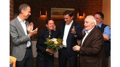 Colette Thiemann wird von der CDU erneut als Landtagskandidatin nominiert, Hendrik Hoppenstedt (parlamentarischer Geschäftsführer der CDU-Bundestagsfraktion), der CDU-Landesvorsitzende Sebastian Lechner, der CDU-Kreistagsfraktionssprecher Klaus-Dieter Drewes und der CDU-Stadtverbandschef Andreas Ahnefeld gratulieren.  (Foto: bb)