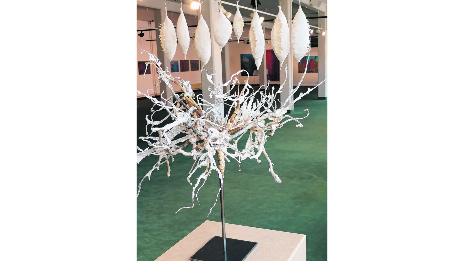 Vor neuer Malerei stehen Schüsseln aus Papier (Foto: al)