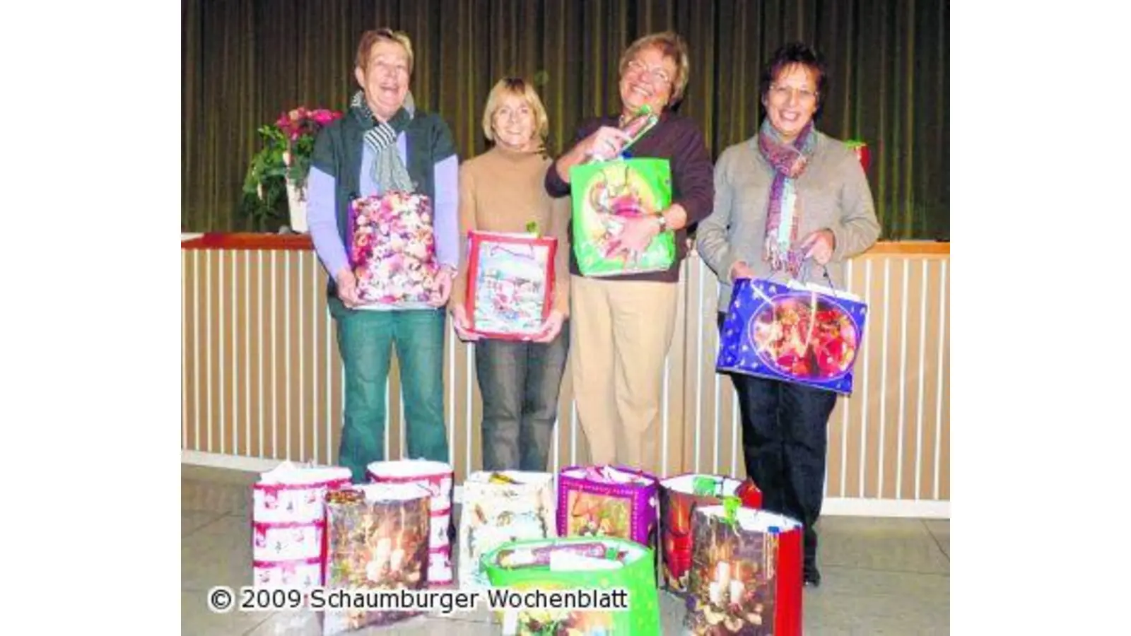 Prall gefüllte Weihnachtstüten für Gäste des Ultimo-Frühstücks (Foto: km)