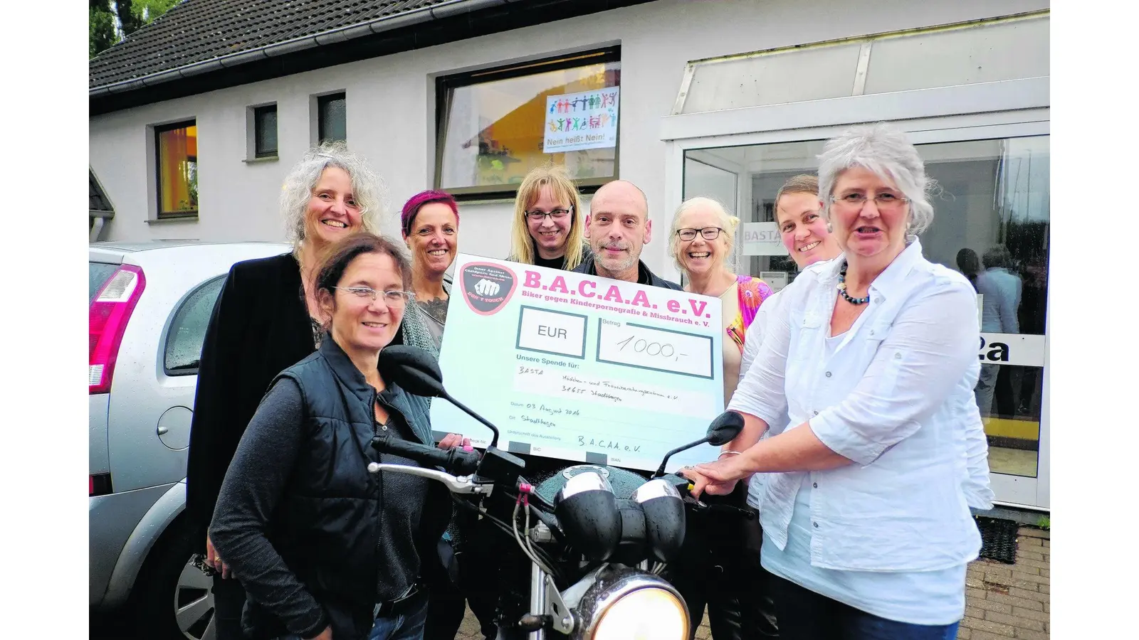 Biker überreichen Spende an BASTA (Foto: tr)