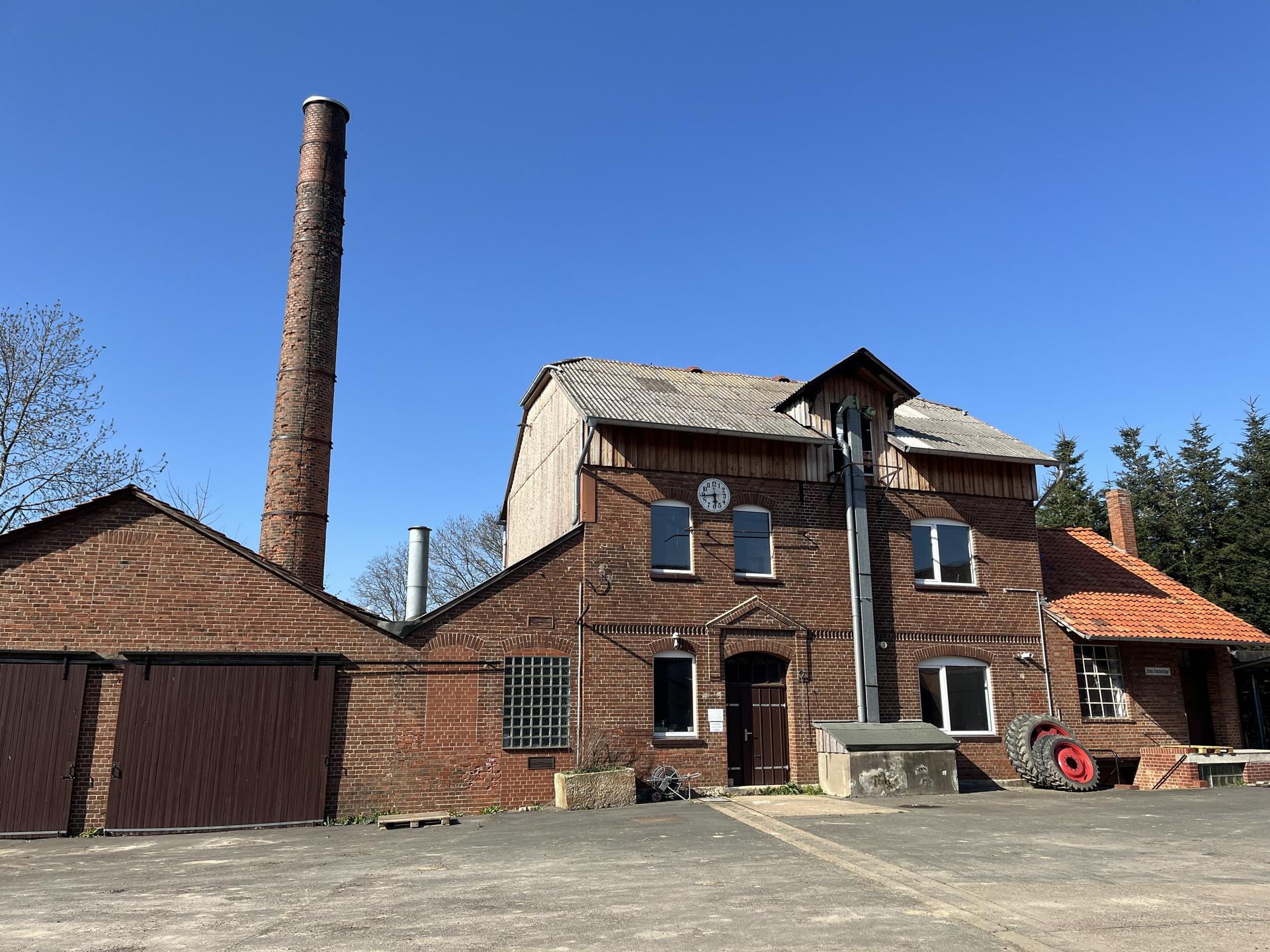 Das Gebäude ziert die Etiketten der Kornbrennerei. (Foto: nd)