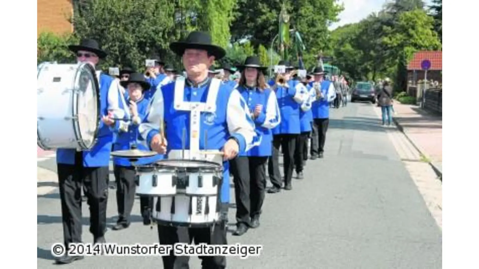Helmut Keusken ersteigert die Erntekrone (Foto: gi)