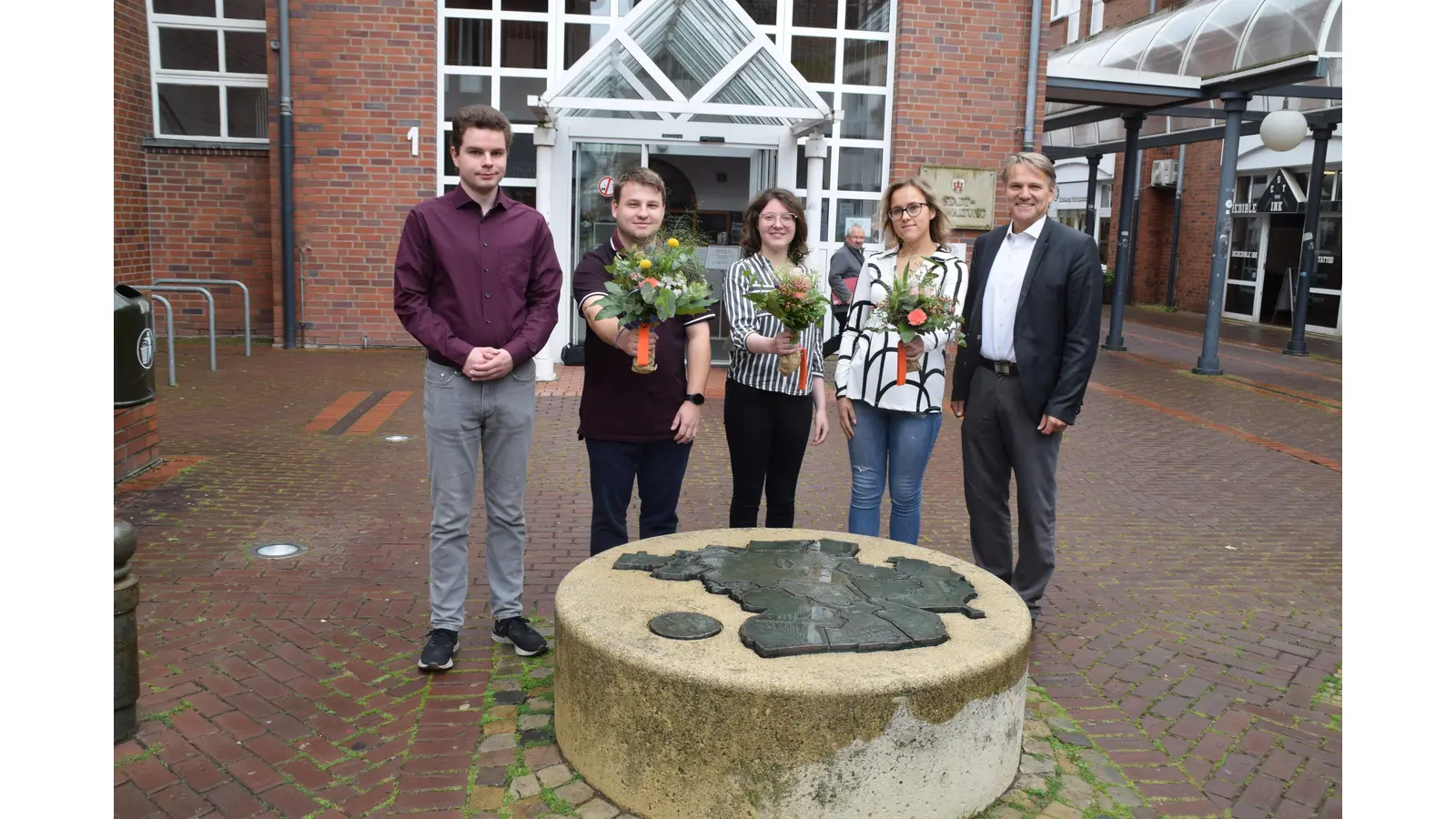 Vor dem Rathaus, v.l.n.r.: Laurids Gröger, Niklas Möhrke, Elena Loos, Tammy Kerber, Oliver Theiß. (Foto: ab)