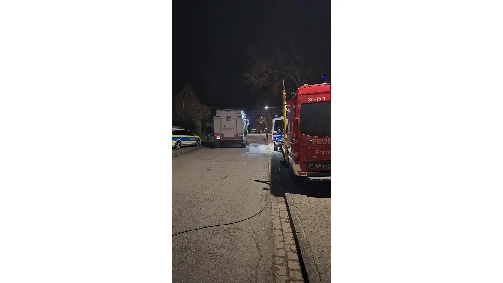 Am Donnerstagabend wurden zahlreiche Einsatzkräfte nach Lindhorst gerufen. Verletzt wurde außer dem Verdächtigen aber niemand. (Foto: privat)