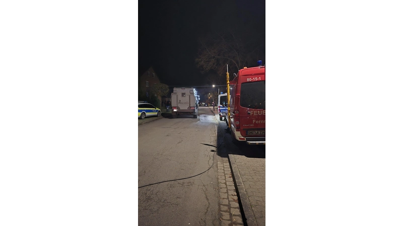 Am Donnerstagabend wurden zahlreiche Einsatzkräfte nach Lindhorst gerufen. Verletzt wurde außer dem Verdächtigen aber niemand. (Foto: privat)