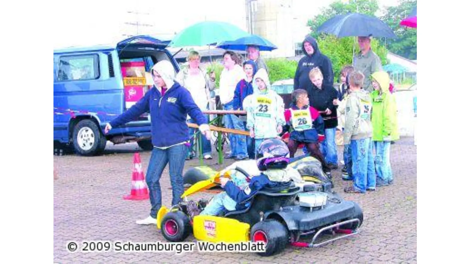 Kids nehmen zum ersten Mal im Cockpit Platz (Foto: km)