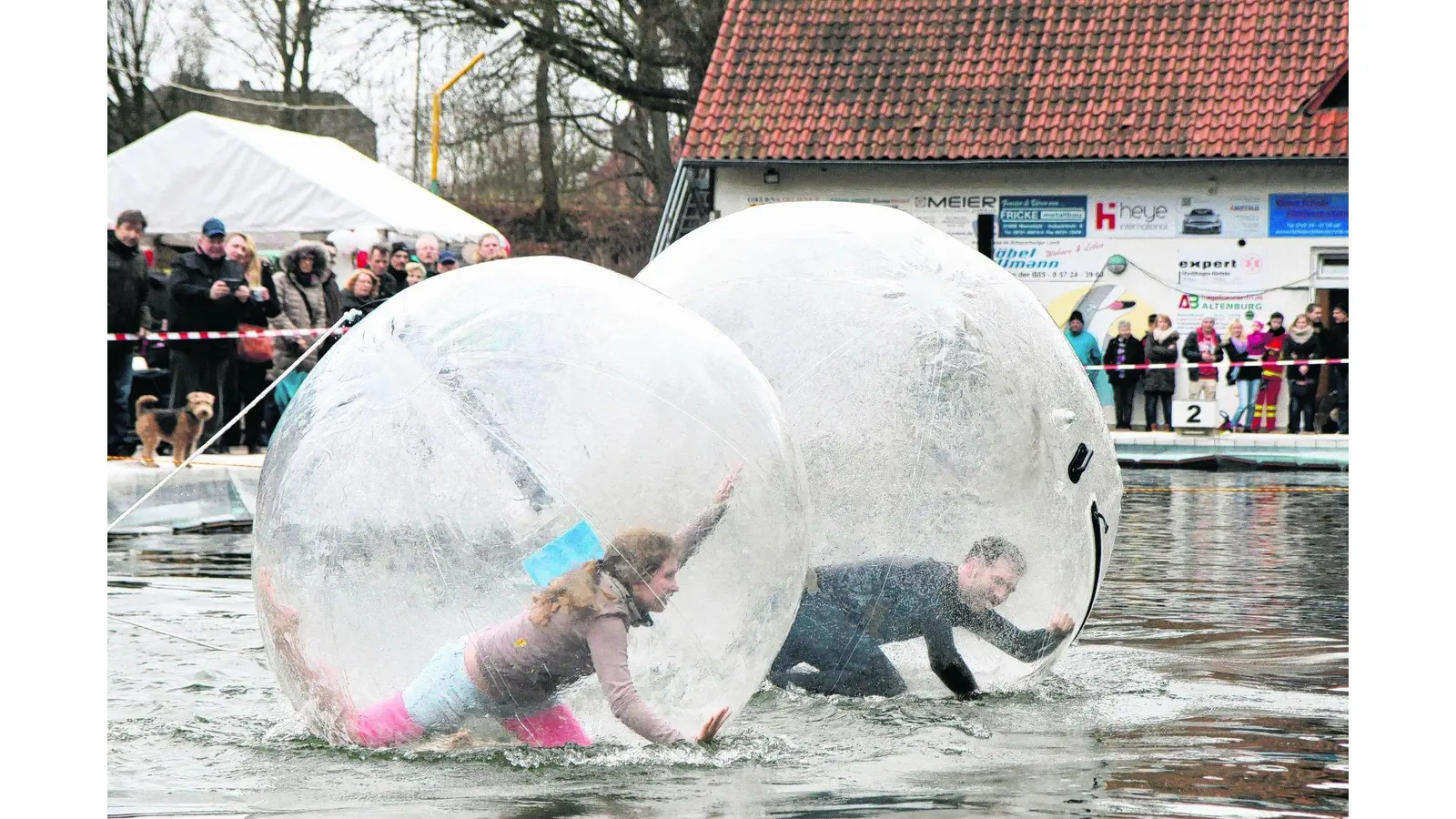 Teilnehmer kugeln sich über das Schwimmbecken (Foto: bb)