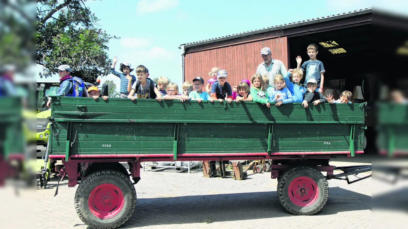 Junge Gäste besuchen Bauernhof (Foto: bb)