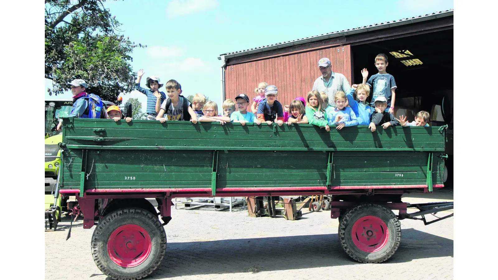 Junge Gäste besuchen Bauernhof (Foto: bb)