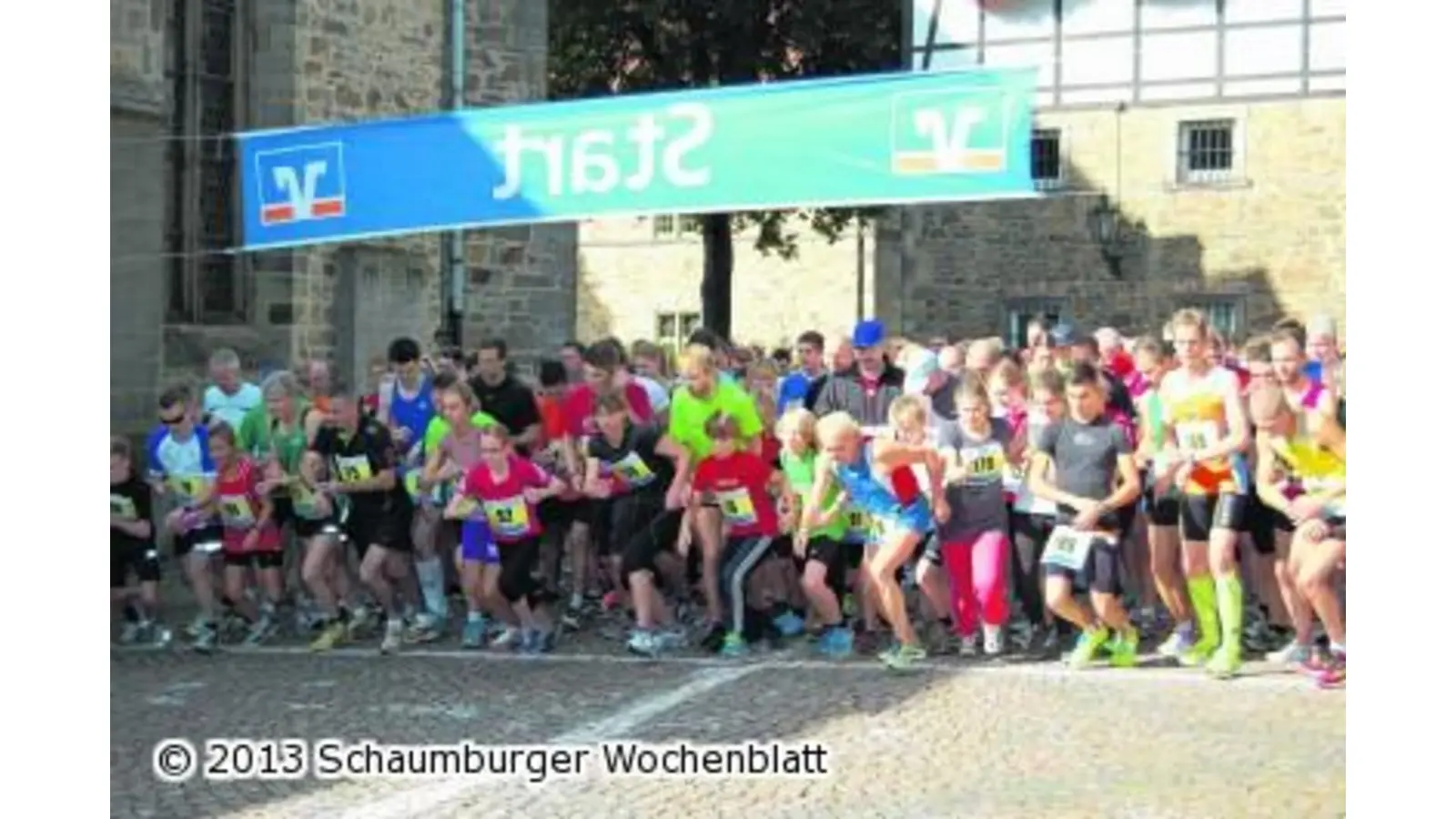 Mit Startpistole 400 Teilnehmer auf die Strecke in Rinteln geschickt (Foto: ste)