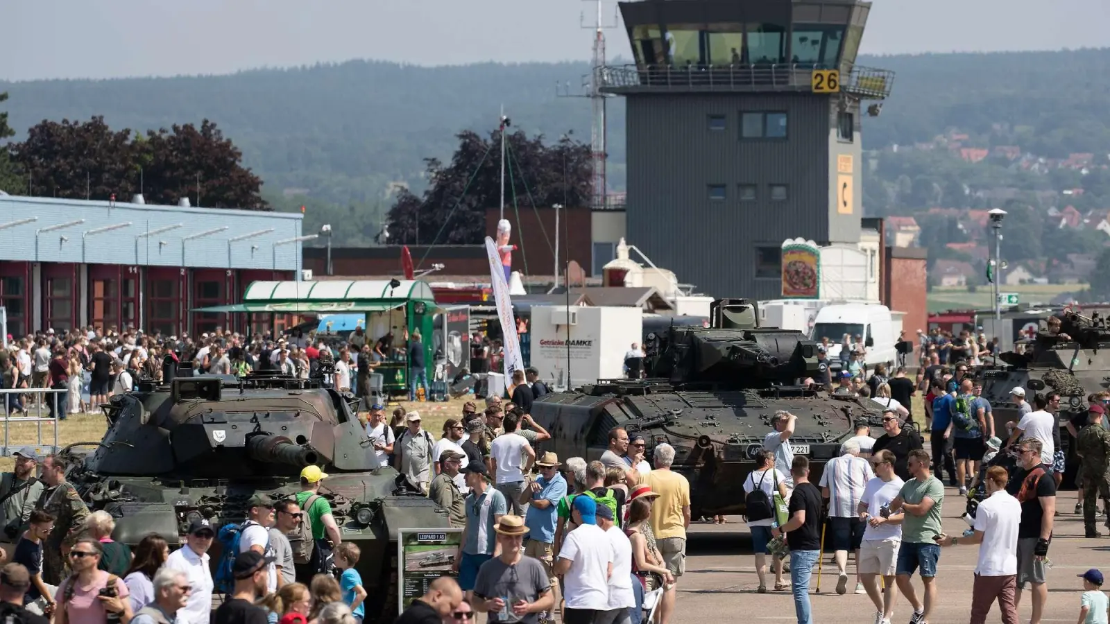 Die Bundeswehr präsentiert an dem Tag auch die modernsten Landfahrzeuge der Truppe. (Foto: Bundeswehr/Tom Twardy)