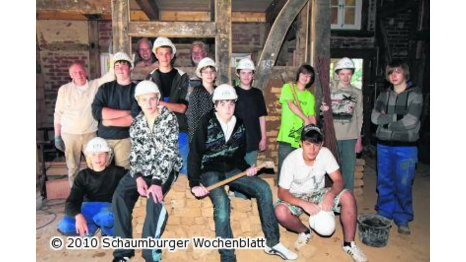 Schüler packen auf dem Bau kräftig an (Foto: bb)
