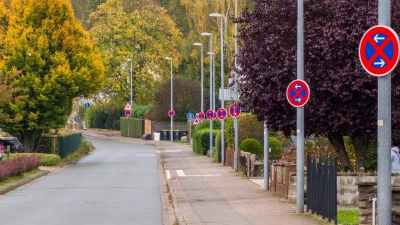 In der Alten Todenmanner Straße ist jetzt dauerhaft ein absolutes Halteverbot ausgewiesen.  (Foto: ste)