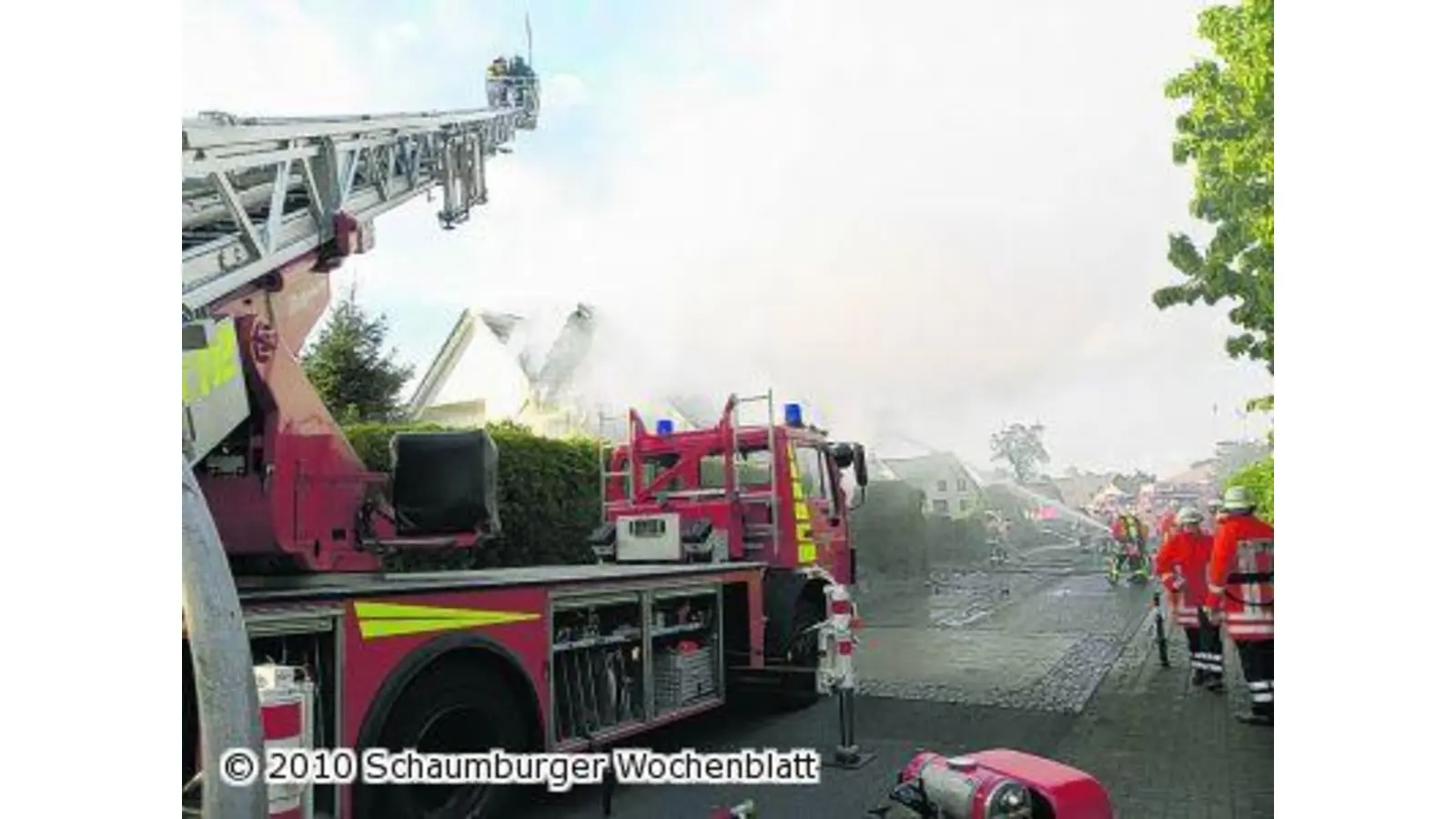 Feuer zerstört Mehrfamilienhaus (Foto: em)