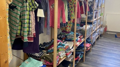Gut gefüllt: Die Kleiderkammer im Johanniter Wohnheim Luther Weg. (Foto: privat)