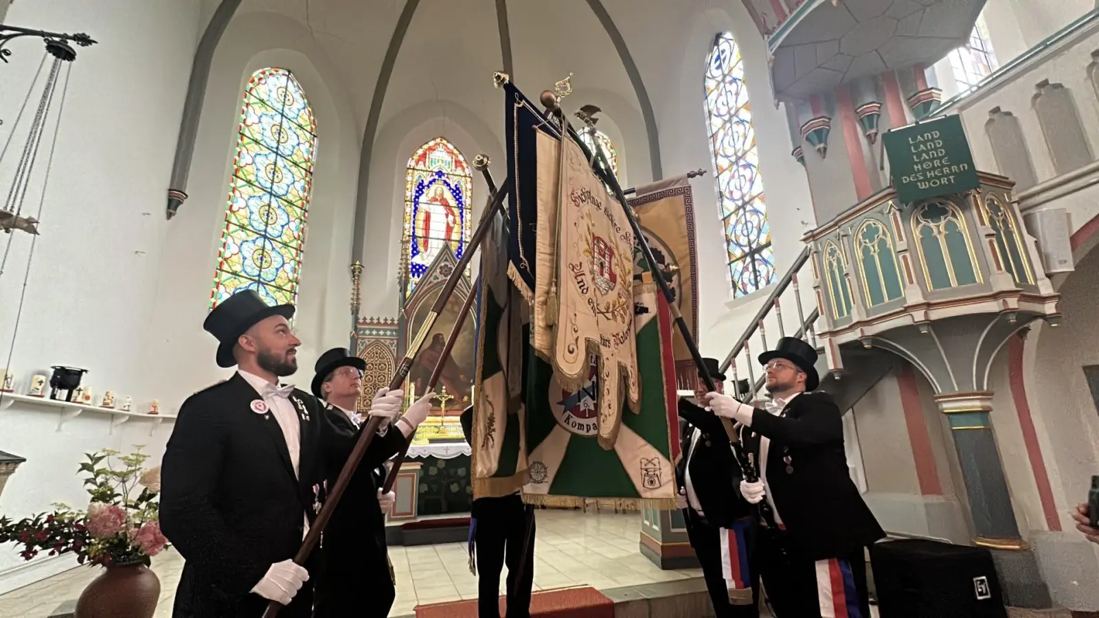 Der „Fahnenkuss” in der Kirche in Meinsen. (Foto: privat)