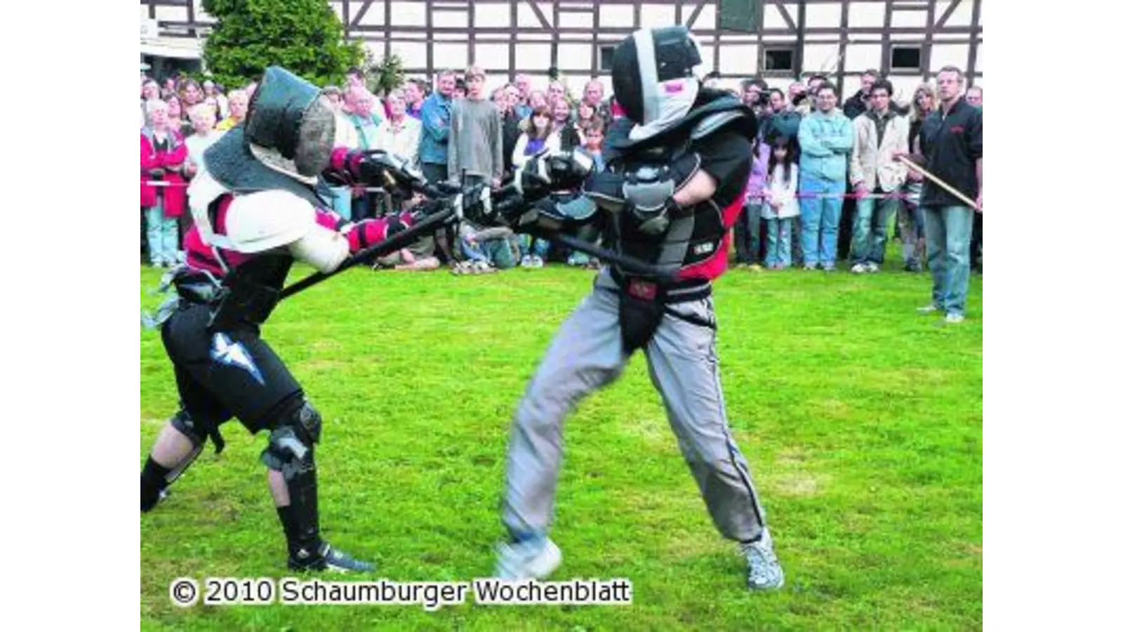 Schwertkämpfer auf dem Sportplatz (Foto: al)