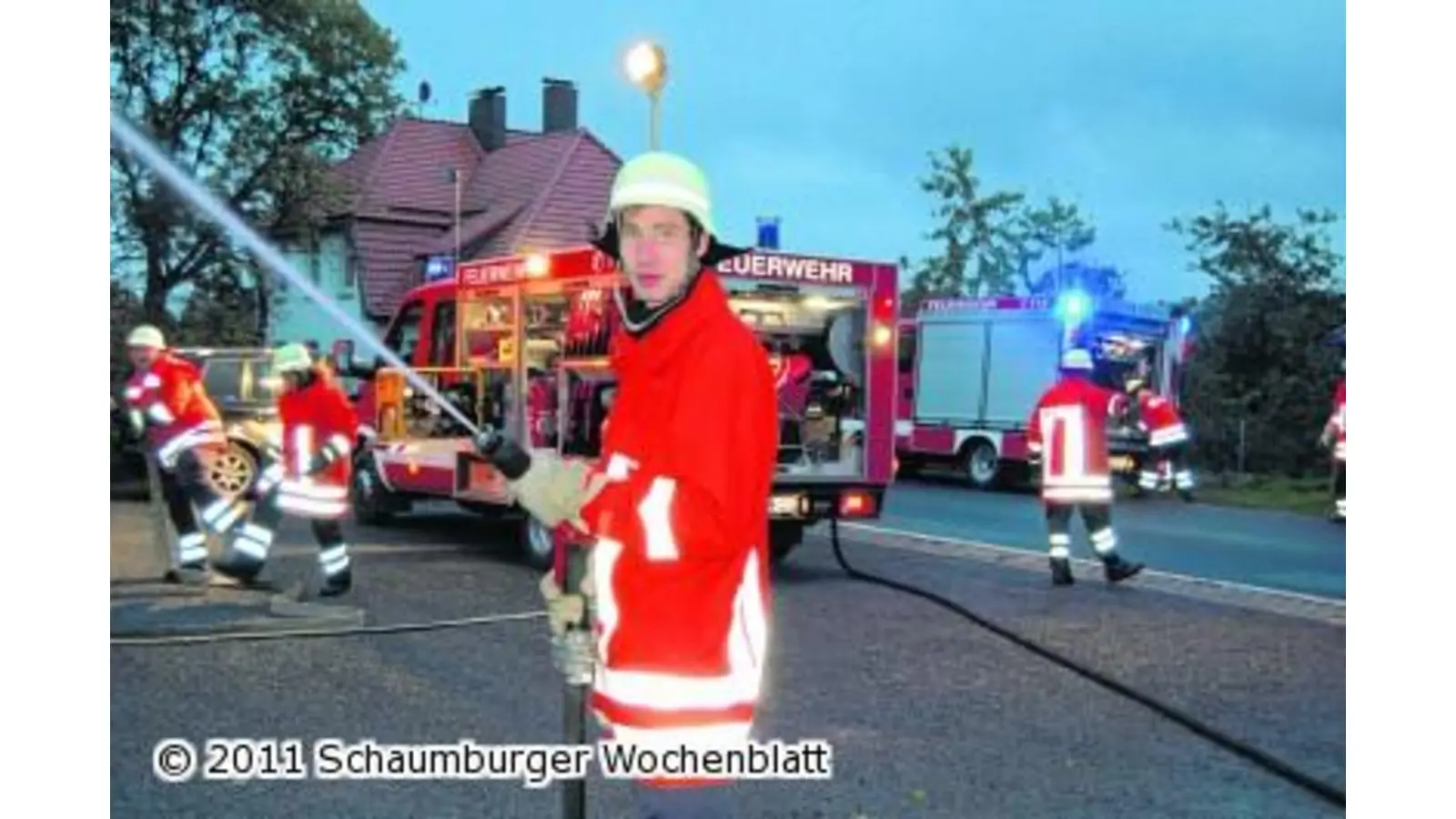 Aktive eilen zum Übungsort herbei (Foto: ste)