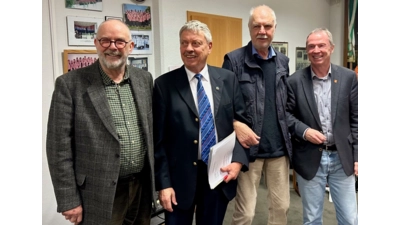 Der bisherige Vorsitzende, Kurt Herrmann, der neue Vorsitzende, Walter Siegmann, der Wahlleiter, Jürgen Weiß und der Bürgermeister, Wilfried Mundt (v.li). (Foto: privat)