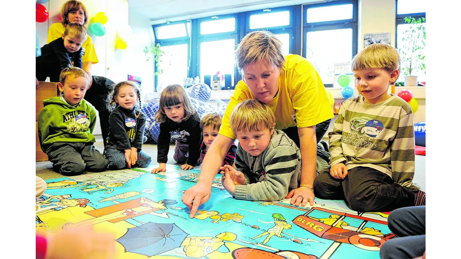 Rettungsschwimmer vermitteln die Baderegeln (Foto: jb)