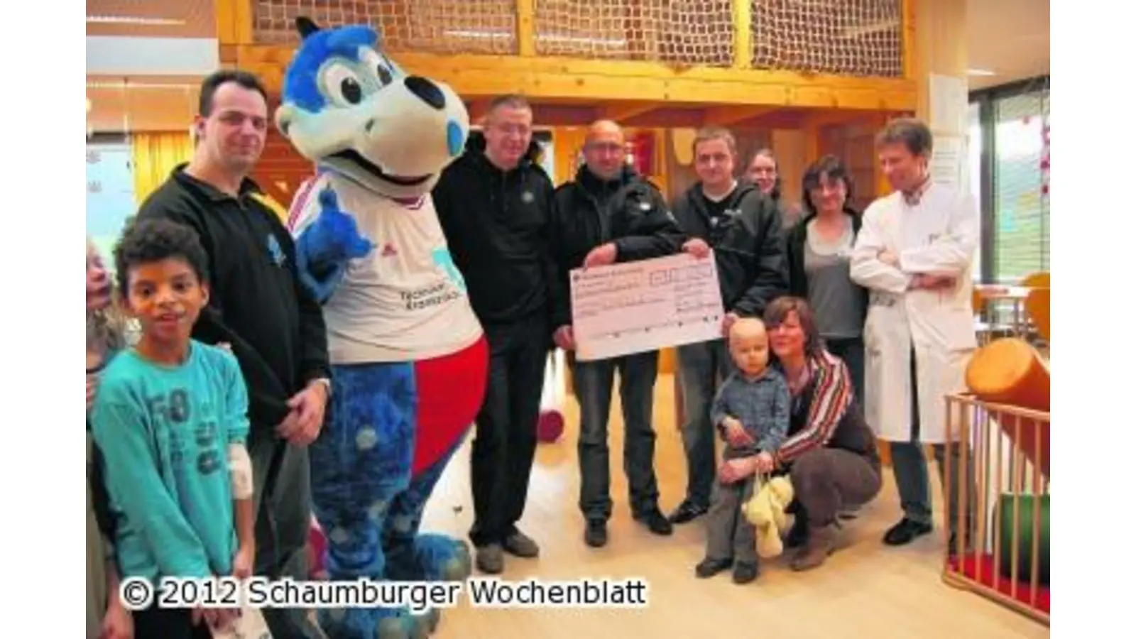 Ein dicker Scheck von Dino Hermann (Foto: red)
