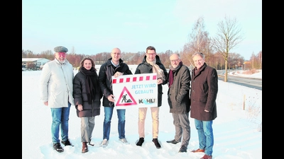 Karl-Heinz Kahle, Leonie Keller, Lukas Kahle, Thomas Keller vom Autohaus Kahle sowie Wirtschaftsförderer Lars Masurek und Bürgermeister Oliver Theiß sehen dem Spatenstich für das neue Gebäude entgegen.  (Foto: bb)