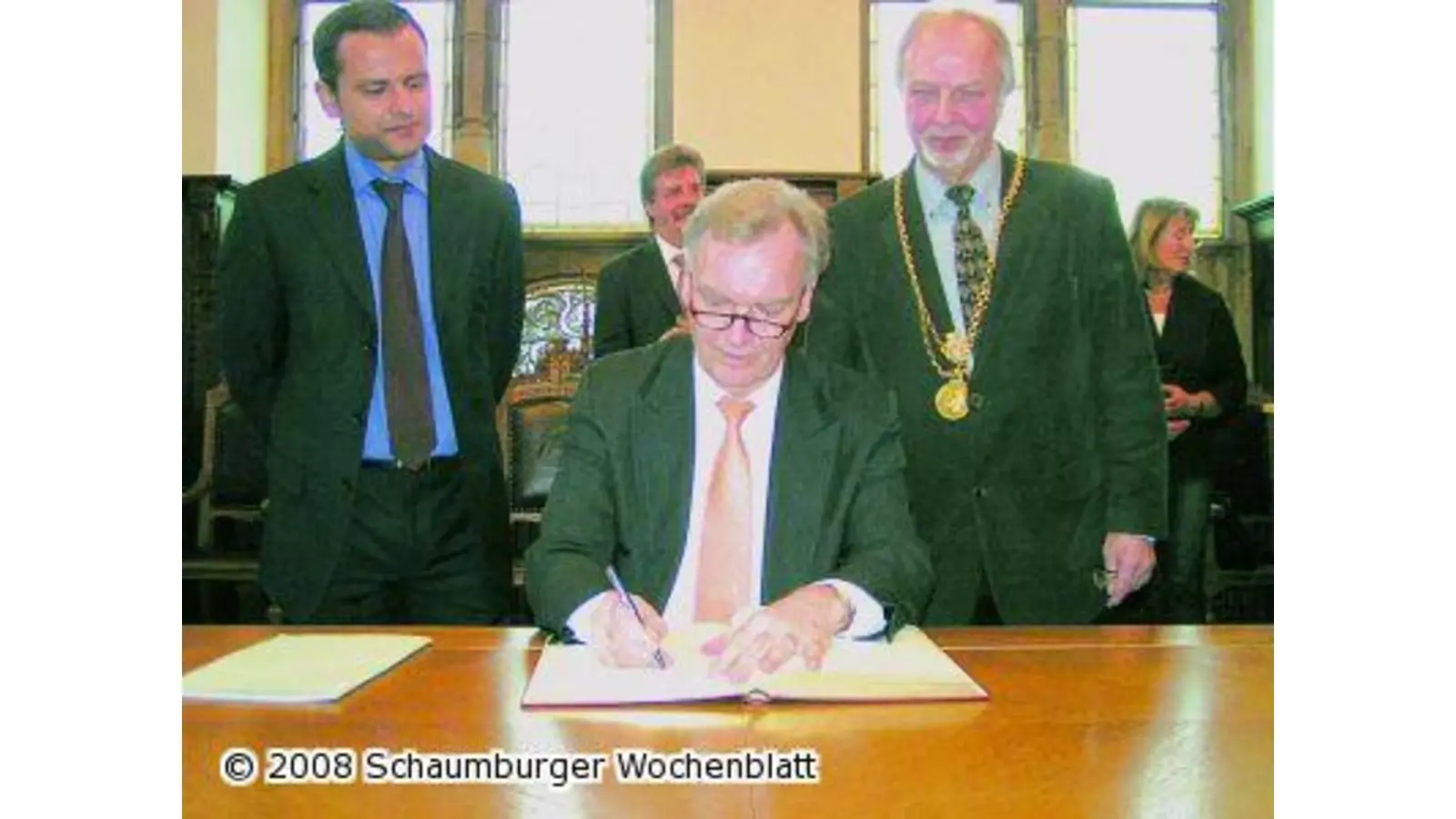 BKA-Präsident trägt sich ins Goldene Buch der Stadt ein (Foto: red)