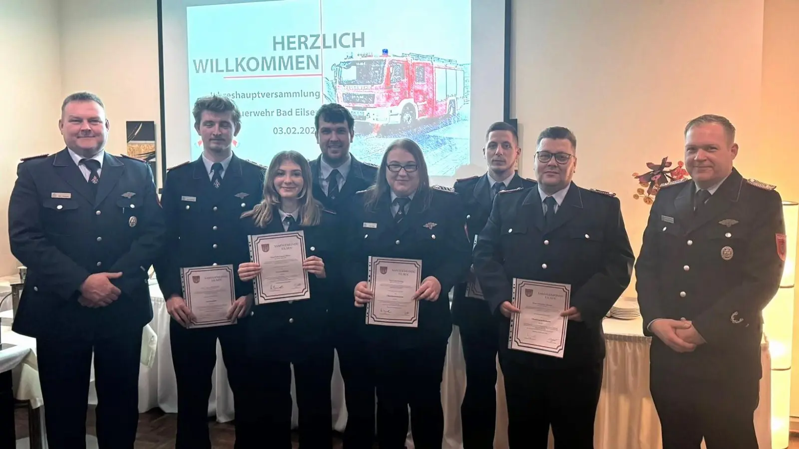 Die beförderten Feuerwehrkameraden mit Ortsbrandmeister und Stellvertreter: Björn Könemann, Lucas Möllerfeld, Nele <br>Ohlen, Daniel Mohr, Lena Hornig, Maximilian Böker, Sebastian Heinze, Leon Könemann und Karsten Lindemeier. (Foto: privat)