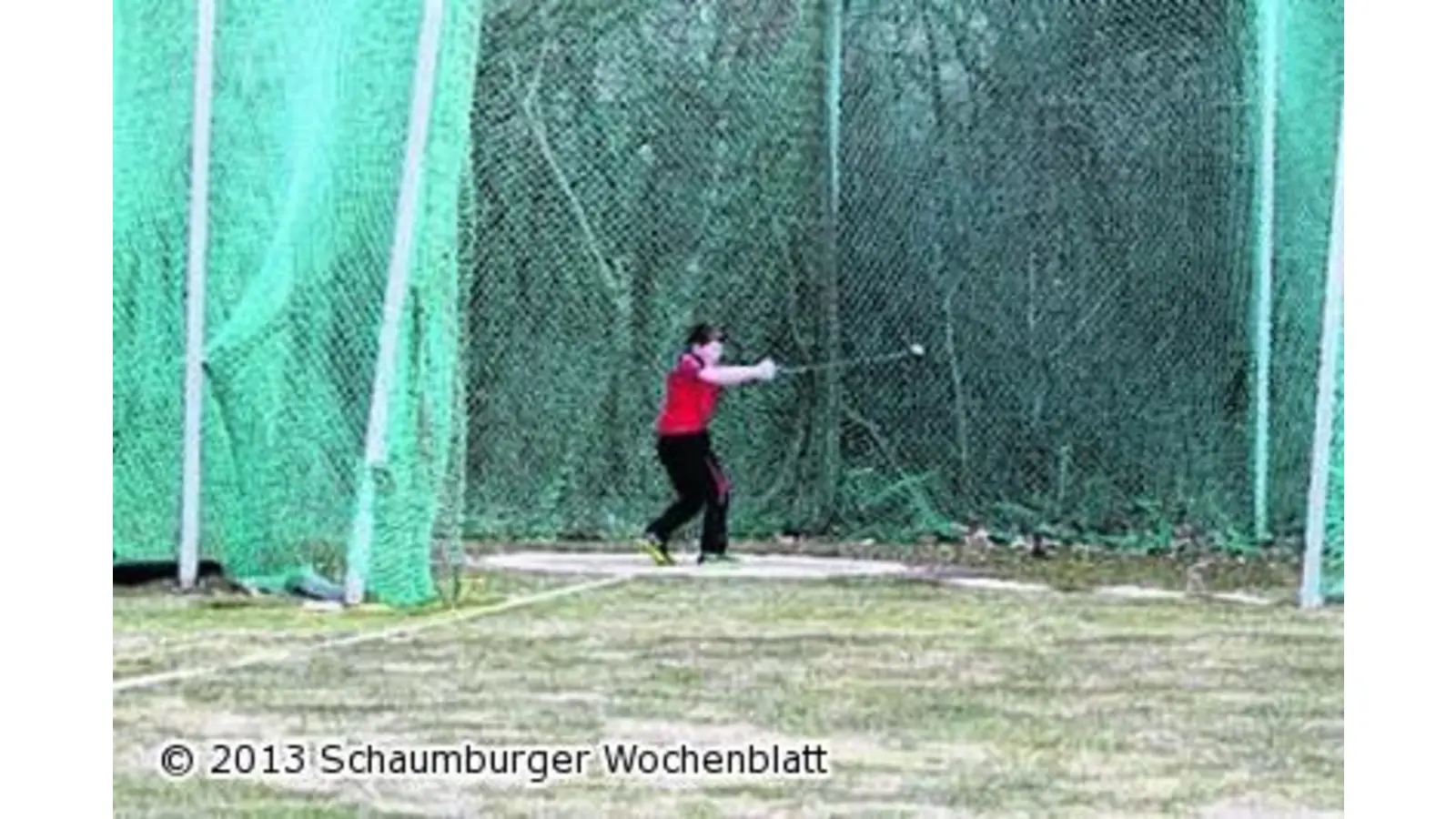 Junge Sportler lassen ihre Hämmer fliegen (Foto: em)